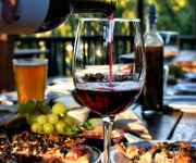 Cách cầm ly rượu vang cho người mới uống