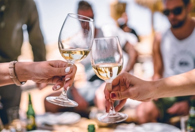 Cách Thưởng Thức Rượu Vang Đúng Cách: Từ Rót, Ủ Đến Kết Hợp Món Ăn