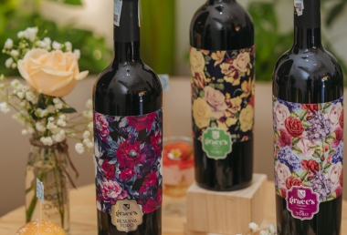 Sự Kết Hợp Hoàn hảo Giữa Truyền Thống Và Hiện Đại Trong Rượu Vang Hoa Tây Ban Nha Và Rượu Vang Hoa Hồng Vàng